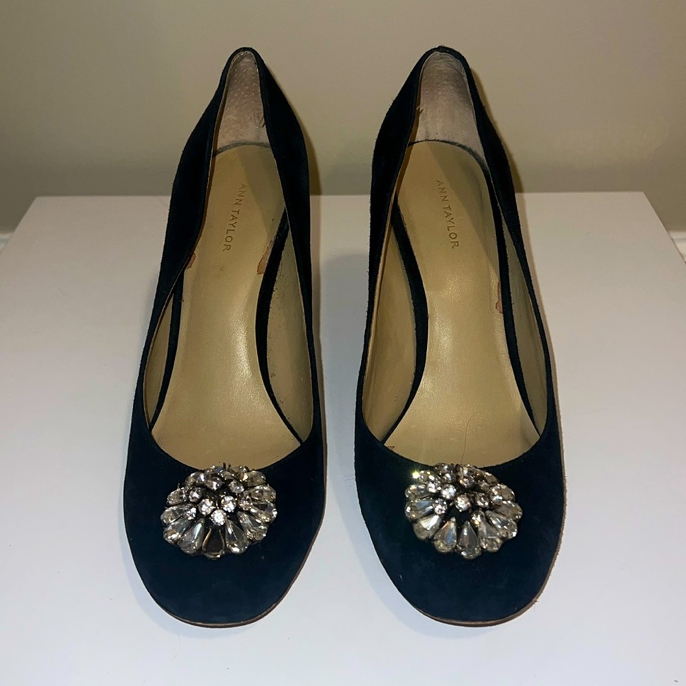 Ann Taylor Annelise Suede Stone Block Heel Pumps – Size 7.5